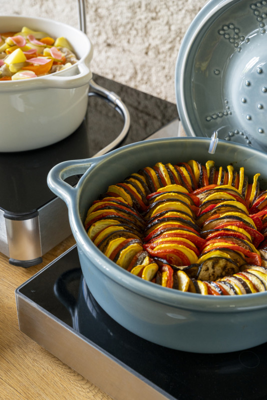 Cocotte avec couvercle pour induction rond Gris nuage porcelaine culinaire Ø 29 cm Bombance Revol